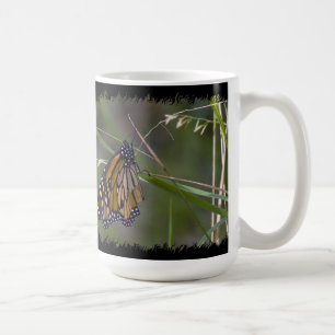 Monarch Butterfly in der Grasschwarzen Grenze Kaffeetasse