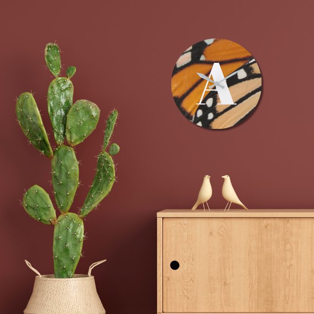 Monarch Butterfly Muster Orange und Schwarz Große Wanduhr (This monarch butterfly wing pattern wall clock is customizable with an initial. Original photograph )