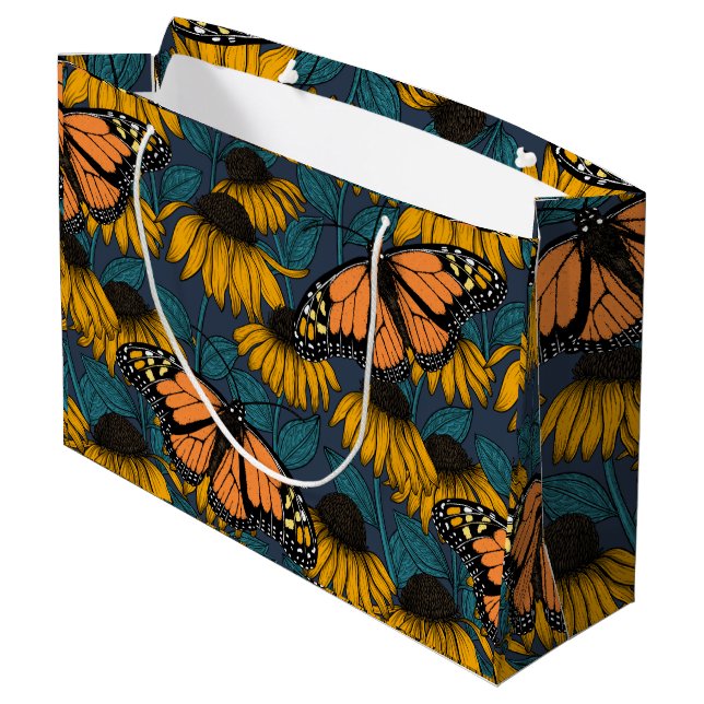 Monarch butterfly on yellow coneflowers große geschenktüte (Rückseite Schrägansicht)