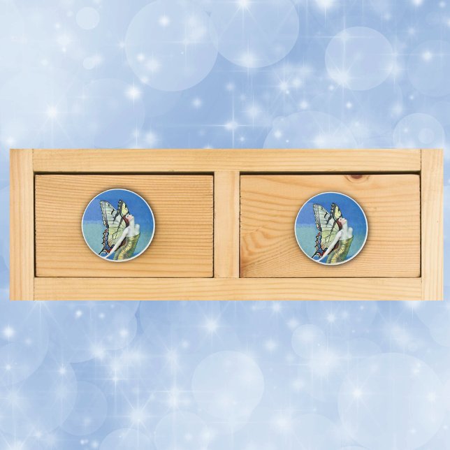 Monarch Butterfly Rotes Haar Vintag Fairy Keramikknauf (Pretty red haired monarch butterfly fairy in blue sky on drawer knob pull.)