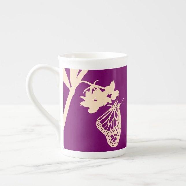 Monarch Butterfly-Silhouette gegen Lila Prozellantasse (Links)