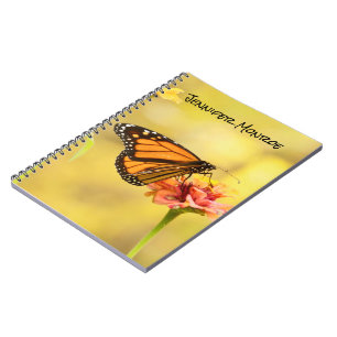Monarch Butterfly über Zinnia Notizblock