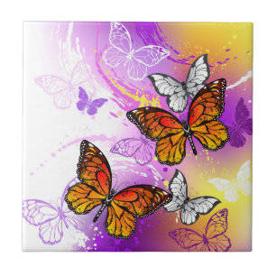 Monarch-Schmetterlinge auf violettem Hintergrund Fliese