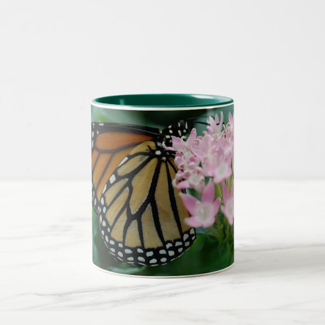 Monarch-Schmetterlings-Tasse Zweifarbige Tasse (Mittel)