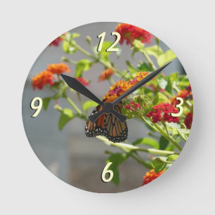 Monarchfalter auf rotem Schmetterlingsflieder Runde Wanduhr