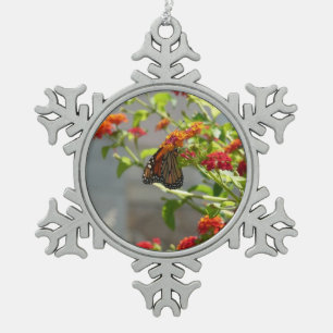 Monarchfalter auf rotem Schmetterlingsflieder Schneeflocken Zinn-Ornament