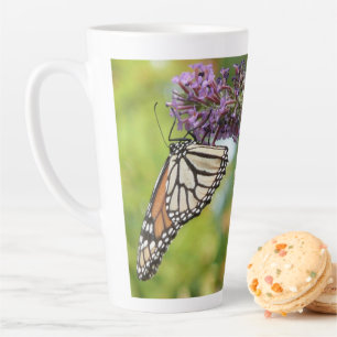 Monarchfalter auf violettem Schmetterlingsflieder Milchtasse