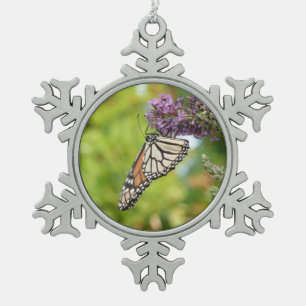 Monarchfalter auf violettem Schmetterlingsflieder Schneeflocken Zinn-Ornament