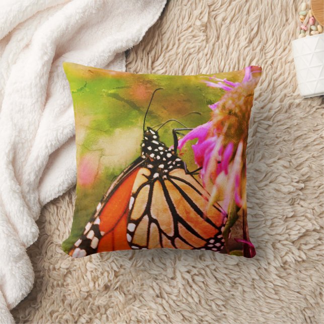 Monarchschmetterling auf Blume Nah Abstrakt Kissen (Decke)