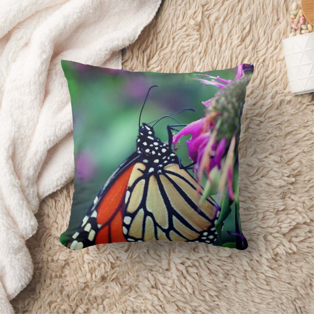 Monarchschmetterling auf der Blume Nah Kissen (Decke)