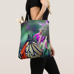 Monarchschmetterling auf der Blume Nah Tasche