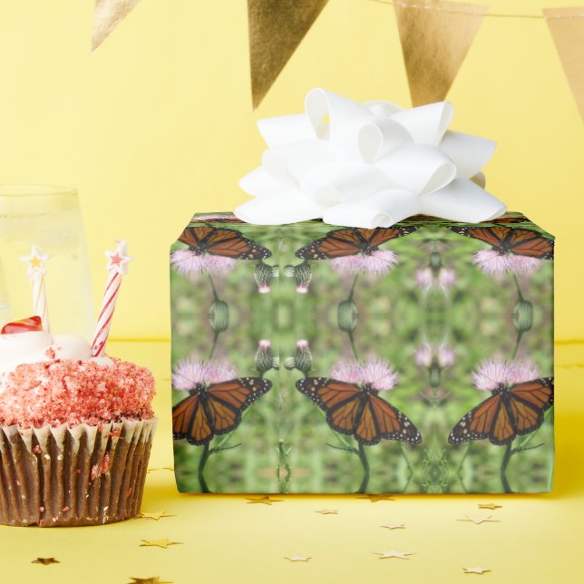 Monarchschmetterling auf der dünsten Umschlagpapie Geschenkpapier (Geburtstagsparty)