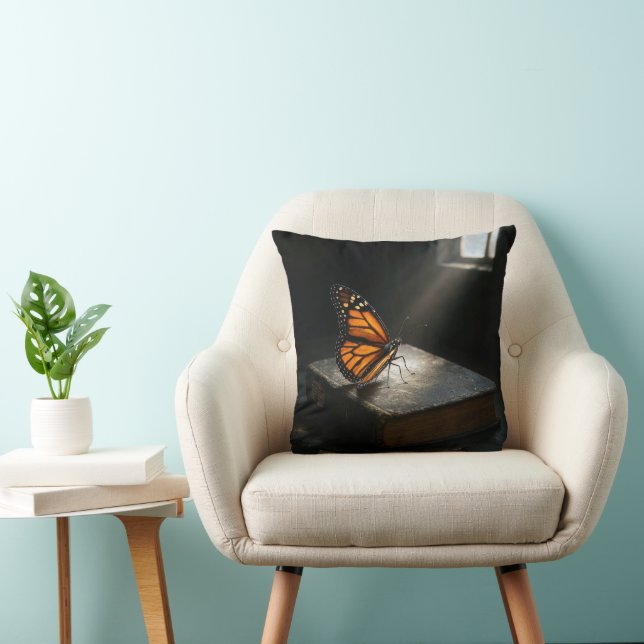 Monarchschmetterling auf einer Heiligen Bibel Kissen (Stuhl )