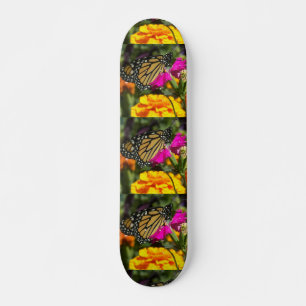 Monarchschmetterling auf rosafarbener Eiskletterwa Skateboard