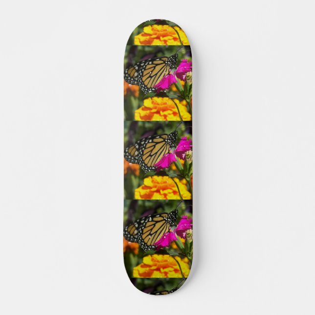 Monarchschmetterling auf rosafarbener Eiskletterwa Skateboard (Vorne)