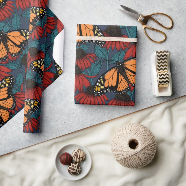 Monarchschmetterling auf roten Konfektoren Geschenkpapier (Basteln)