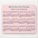 Monatskalender 2025 Rosa Personalisiert Mousepad<br><div class="desc">Dieses Jahr 2025 Kalendermousepad / Mousemat zeigt die Tage der Woche für jeden Monat in hellen Farben auf einem hellen, rot rosa Hintergrund. Jede Tagesspalte ist eine andere Farbe, die das Lesen erleichtert. Das ist ein kühner Kalender Mousepad, der Ihnen hilft, das neue Jahr zu erobern. Mit diesem einfachen, leicht...</div>