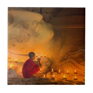 Mönch betend bei einem Buddha Fliese
