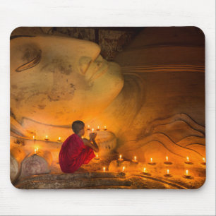 Mönch betend bei einem Buddha Mousepad