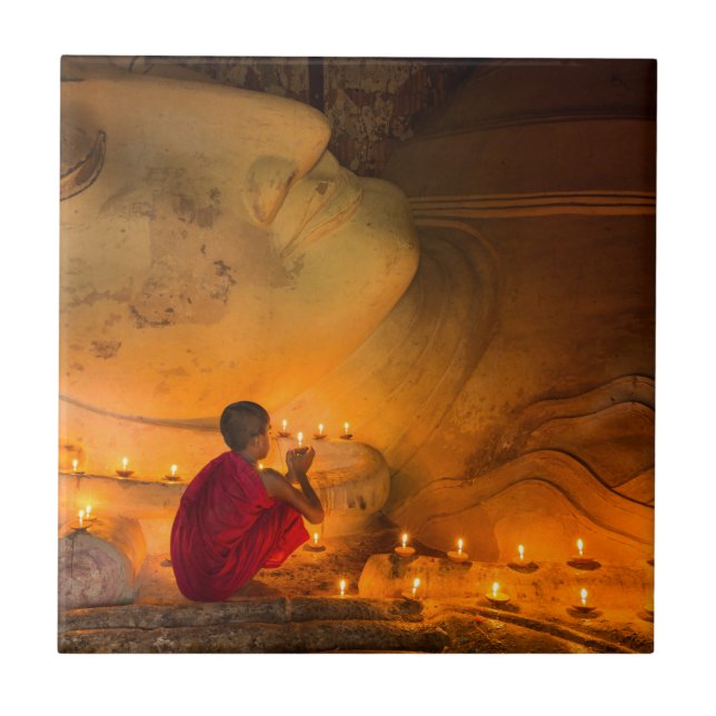 Mönch-Gebet durch einen Buddha Fliese (Vorderseite)