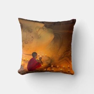 Mönch-Gebet durch einen Buddha Kissen