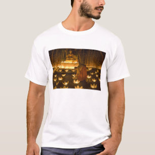 Mönche zur Beleuchtung khom-gelber Kerzen und Lat T-Shirt