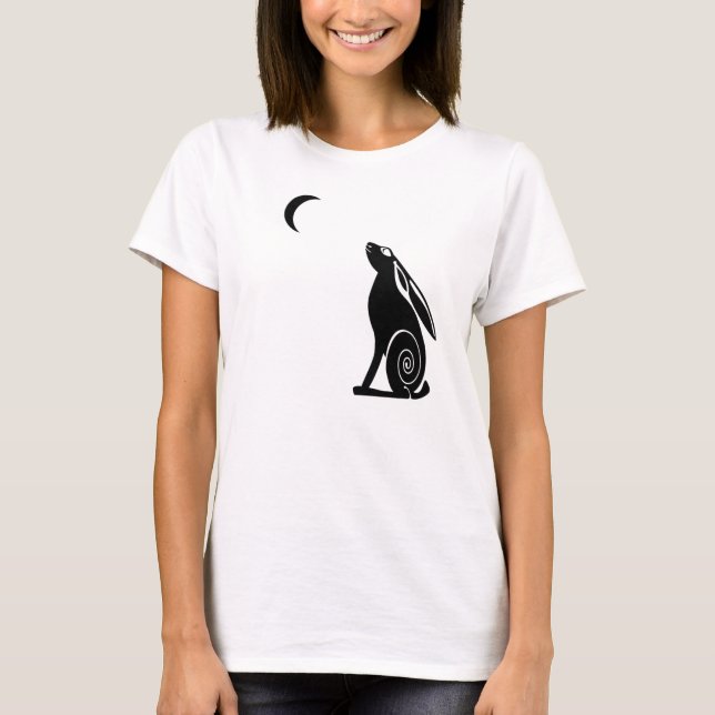 Mond, der Hase-Damen-helles T-Shirt anstarrt (Vorderseite)