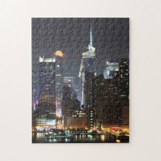 Mond steigt über Stadtmitte New York.