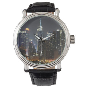 Mond steigt über Stadtmitte New York. Armbanduhr