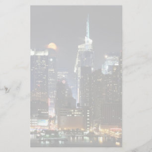 Mond steigt über Stadtmitte New York. Briefpapier