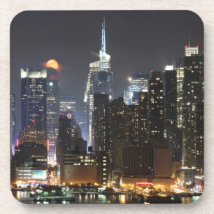 Mond steigt über Stadtmitte New York. Getränkeuntersetzer