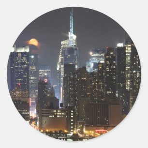 Mond steigt über Stadtmitte New York. Runder Aufkleber