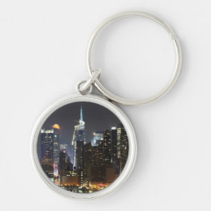 Mond steigt über Stadtmitte New York. Schlüsselanhänger