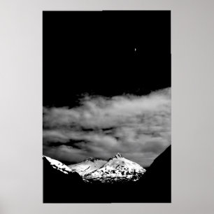 Mond über schneebedecktem Berg von J.W. Fatherree. Poster