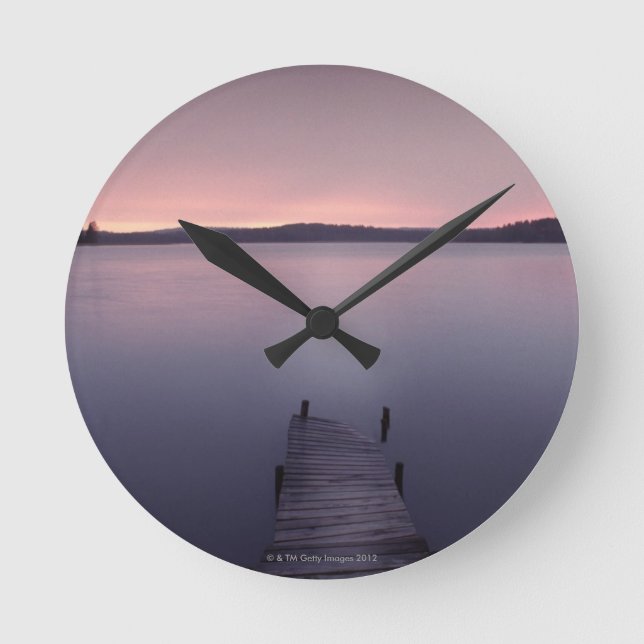 Mond über See Runde Wanduhr (Vorderseite)