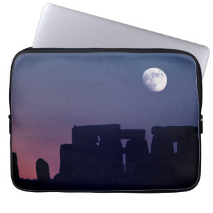 Mond über Stonehenge   Wiltshire, England Laptopschutzhülle
