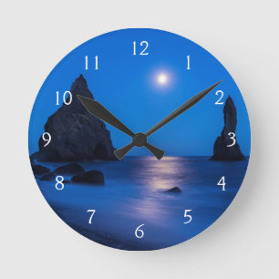 Mondaufgang Reflexion auf Ozean und Meeresstapel Runde Wanduhr