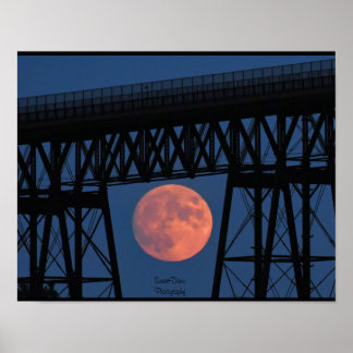 Mondaufstieg unter der Walkway Bridge Poster
