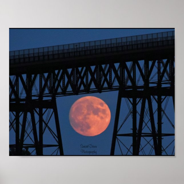 Mondaufstieg unter der Walkway Bridge Poster (Vorne)