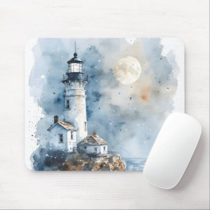 Mondbeschienener Leuchtturm an der felsigen Küste Mousepad