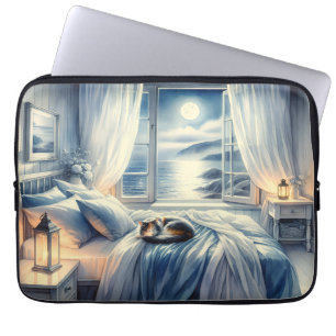 Mondbeschienenes Küsten-Schlafzimmer mit schlafend Laptopschutzhülle