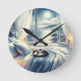 Mondbeschienenes Küsten-Schlafzimmer mit schlafend Runde Wanduhr
