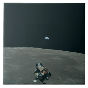 Mondlandefähre Apollo und Earthrise über dem Mond Fliese