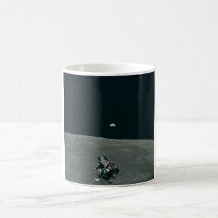 Mondlandefähre Apollo und Earthrise über dem Mond Kaffeetasse