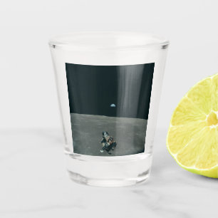 Mondlandefähre Apollo und Earthrise über dem Mond Schnapsglas