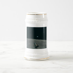 Mondlandefähre Apollo und Erdaufgang über dem Mond Bierglas