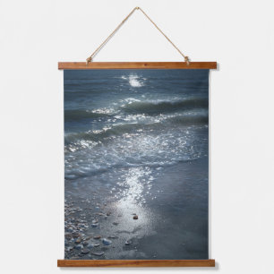 Mondlicht auf Wellen und Muschelstrand Kunst Wandteppich Mit Holzrahmen