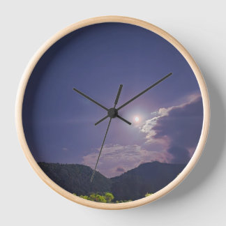 Mondlicht-Nacht über den Bergen Uhr