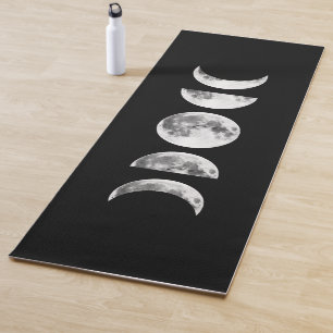 Mondphasen auf der schwarzen Yoga-Matte Yogamatte