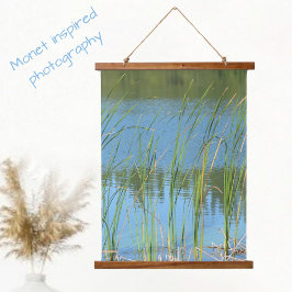 Monet inspiriert Cattail Reds auf der Wasserkante Wandteppich Mit Holzrahmen